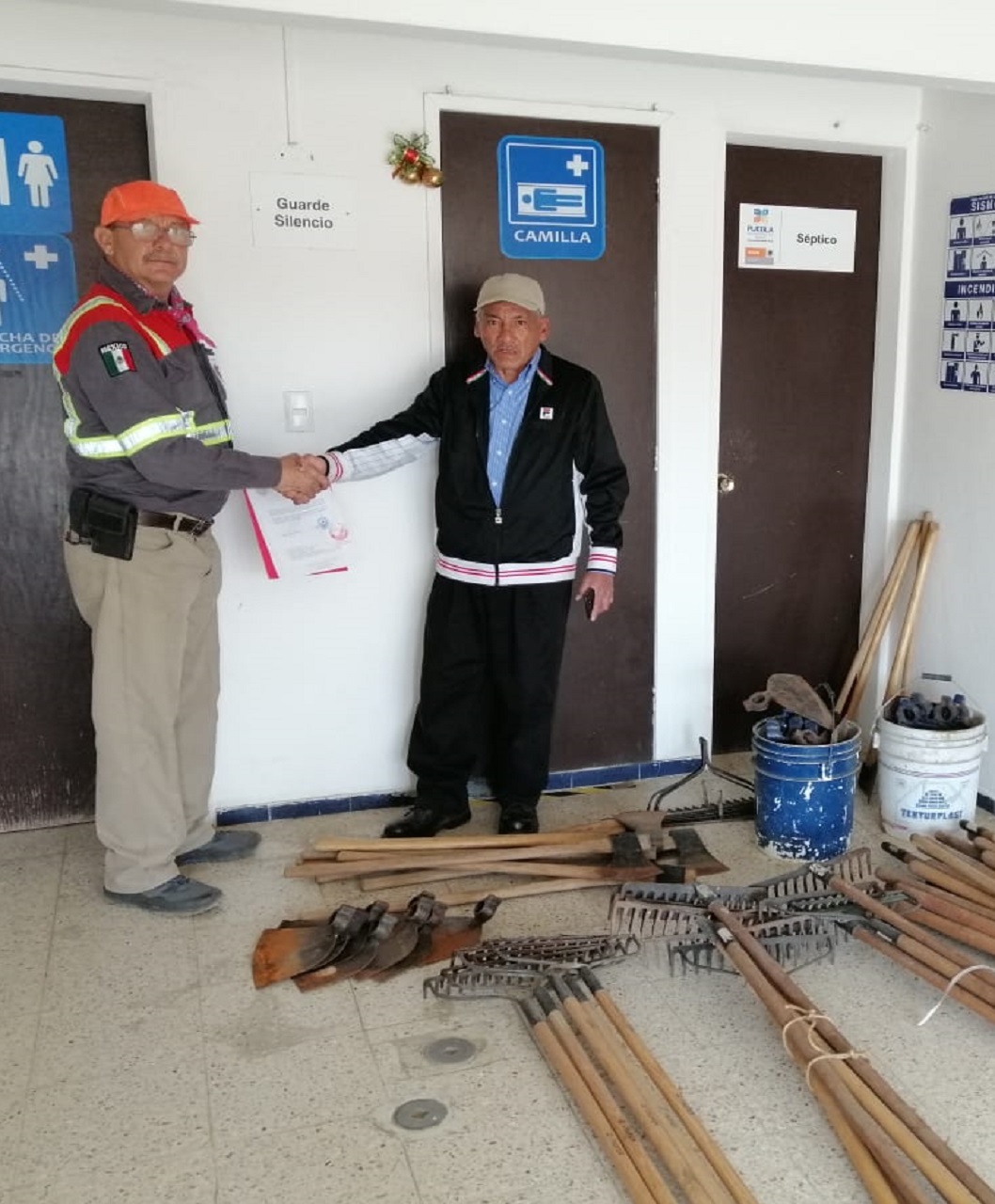 Entrega-recepción de herramientas para el combate de incendios forestales a Protección Civil Atzitzintla Puebla 